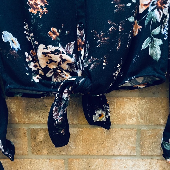 Floral cropped tie front top - Picture 5 of 6